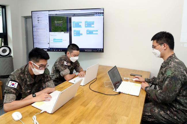 인공지능 교육장에서 코딩 콘텐츠를 활용한 교육을 받는 육군6사단 장병들.
