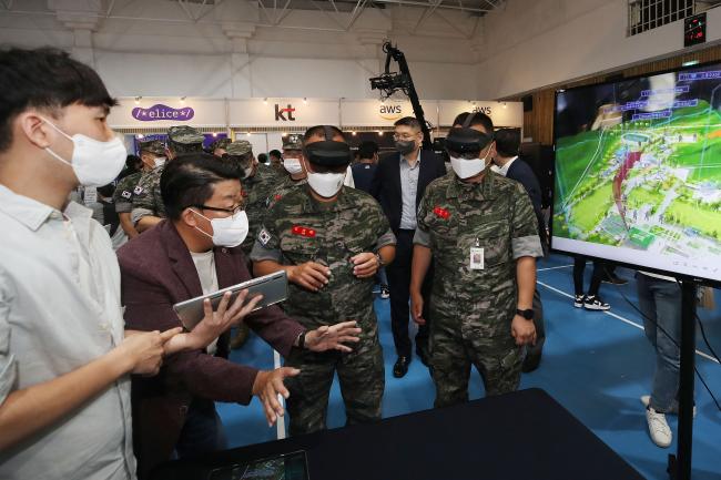 김계환(소장·오른쪽 둘째) 해병대 부사령관 등 행사 참가자들이 군 전투작전 지시 분야에서 활용 가능한 홀로렌즈2를 체험하고 있다.