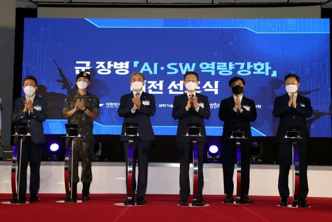 이종섭(왼쪽 셋째) 국방부 장관과 이종호(오른쪽 셋째) 과학기술정보통신부 장관이 4일 육군6보병사단에서 열린 ‘군 장병 AI·SW 역량 강화 비전 선포식’에 참석해 ‘함께 만드는 디지털 인재 강국·더 튼튼한 과학기술 강군’이라는 비전을 공표한 후 박수를 치고 있다. 양동욱 기자