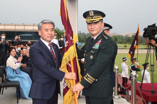 5ÀÏ ¼¿ï ¿ë»ê±¸ ÇÕÂü ¿¬º´Àå¿¡¼ ¿¸° Á¦42¡¤43´ë ÇÕÂüÀÇÀå ÀÌ¡¤ÃëÀӽĿ¡¼ ÀÌÁ¾¼·(¿ÞÂÊ) ±¹¹æºÎ Àå°üÀÌ ½ÅÀÓ ±è½Â°â ÀÇÀå¿¡°Ô ±º±â À̾çÀ» Çϰí ÀÖ´Ù. ¾çµ¿¿í ±âÀÚ