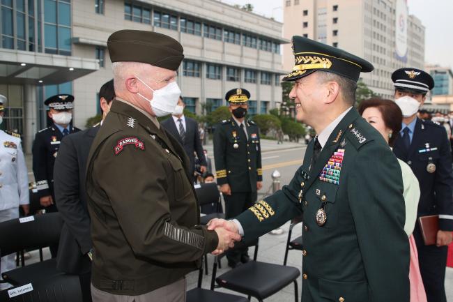 5ÀÏ ¼¿ï ¿ë»ê±¸ ÇÕÂü ¿¬º´Àå¿¡¼ ¿¸° Á¦42¡¤43´ë ÇÕÂüÀÇÀå ÀÌ¡¤ÃëÀӽĿ¡¼ ±è½Â°â(¿À¸¥ÂÊ) ½ÅÀÓ ÇÕÂüÀÇÀå°ú Æú ·¯Ä³¸Ó¶ó Çѹ̿¬ÇÕ»ç·É°üÀÌ ¾Ç¼öÇϰí ÀÖ´Ù. ¾çµ¿¿í ±âÀÚ