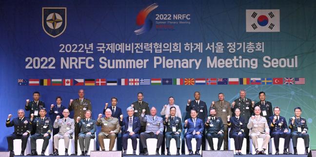 4일 서울 용산구 하얏트호텔에서 열린 ‘국제예비전력협의회’에 참석한 박정환(앞줄 오른쪽 일곱째) 육군참모총장과 에드가 바그너(앞줄 왼쪽 일곱째) NRFC 의장 등 주요 인사들이 사진을 찍고 있다. 육군 제공