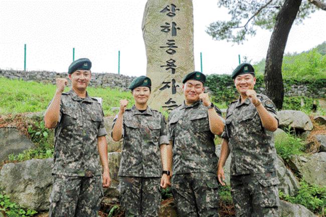 교통사고 현장에서 의식을 잃은 시민을 구조한 육군20기갑여단 고재혁·차서진·장완수 하사,  권찬우 중사(왼쪽부터).  부대 제공