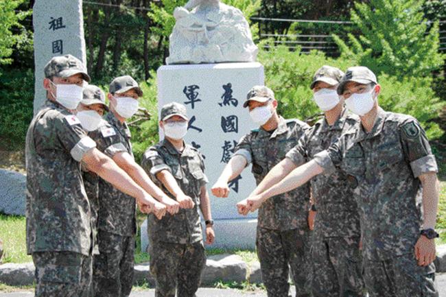 수색정찰 임무 수행 중 국민의 생명을 구한 육군32보병사단 독수리여단 장병들. 

 부대 제공