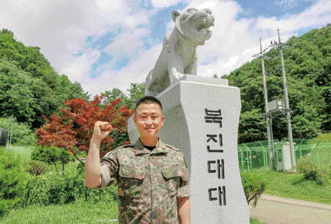 교통사고 피해자를 구한 육군수도기계화보병사단 북진대대 한기수 상사.  부대 제공