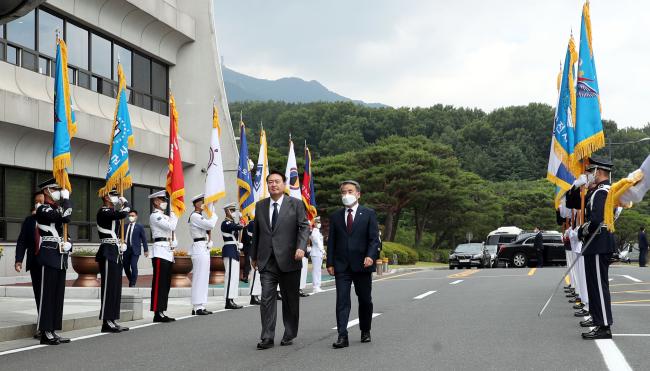 À±¼®¿ ´ëÅë·ÉÀÌ 6ÀÏ °è·æ´ë¿¡¼ ¿¸° '2022³â Àü¹Ý±â Àü±º ÁÖ¿äÁöÈÖ°üȸÀÇ'¿¡ ¾Õ¼ 3±º ÀÇÀå´ë »ç¿À» Çϰí ÀÖ´Ù. ¿À¸¥ÂÊÀº ÀÌÁ¾¼· ±¹¹æºÎ Àå°ü. ÀÌ°æ¿ø ±âÀÚ