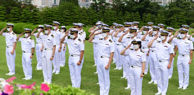 해군사관학교 3학년 생도로 구성된 연안실습전대가 6일 부산 남구 유엔기념공원에서 6·25전쟁 당시 대한민국을 지키기 위해 목숨을 바친 유엔군 참전용사를 추모하며 경례하고 있다.  부대 제공