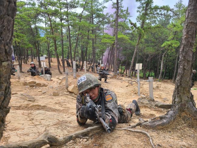 6일 육군50보병사단 신병교육대대 각개전투 훈련장에서 훈련병이 훈련에 임하고 있다. 부대 제공