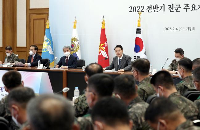 윤석열 대통령이 6일 계룡대에서 주재한 전군 주요지휘관회의에서 모두발언을 하고 있다. 윤 대통령은 이 자리에서 강력한 군사력 구축과 확고한 대비태세 유지 등을 강조했다.  이경원 기자