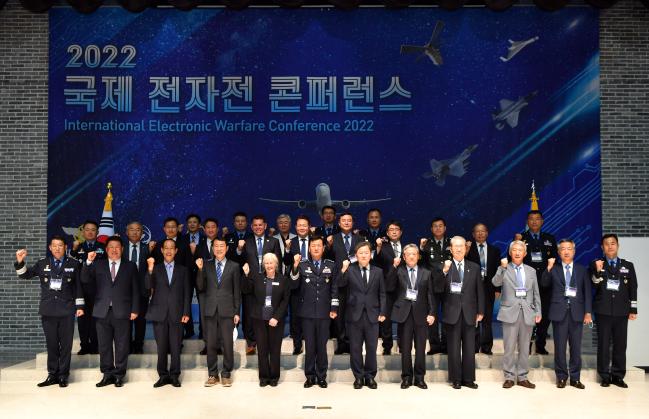 7일 서울 공군호텔에서 열린 ‘2022 국제 전자전 콘퍼런스’에서 정상화(앞줄 왼쪽 여섯째) 공군참모총장을 비롯한 주요 참석자들이 기념사진을 찍고 있다. 공군 제공