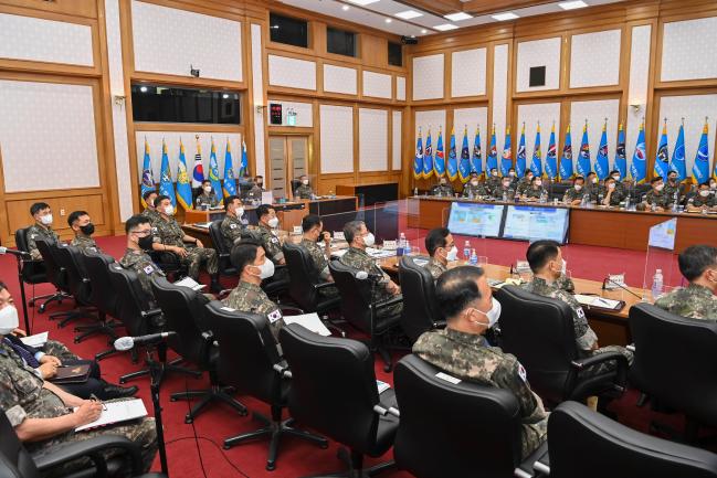 2022년 전반기 공군 지휘관회의 참석자들이 후반기 주요 업무추진 계획을 점검하고 있다. 공군 제공
