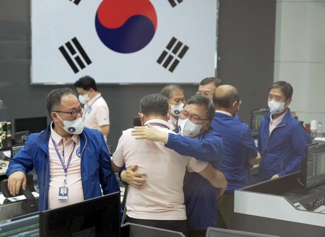 순수 국내기술로 제작된 한국형 최초 우주발사체 ‘누리호(KSLV-Ⅱ)’가 성공적으로 발사된 지난달 21일 한국항공우주연구원 위성종합관제실 관제센터에서 연구원들이 서로 얼싸안으며 환호하고 있다. 오늘날 많은 국가가 과학기술 발전을 위해 지원을 아끼지 않지만, 18세기 이전만 해도 과학자들은 전문직업인으로 인정받지 못했다. 사진=한국항공우주연구원  