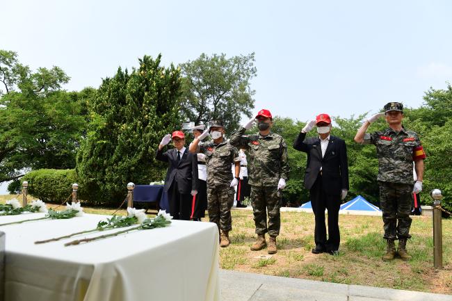 10일 전북 군산시 월명공원 전적비에서 거행된 제72주년 군산·장항·이리지구전투 전승기념식 참석자들이 호국영령을 추모하며 경례하고 있다. 해병대 제공