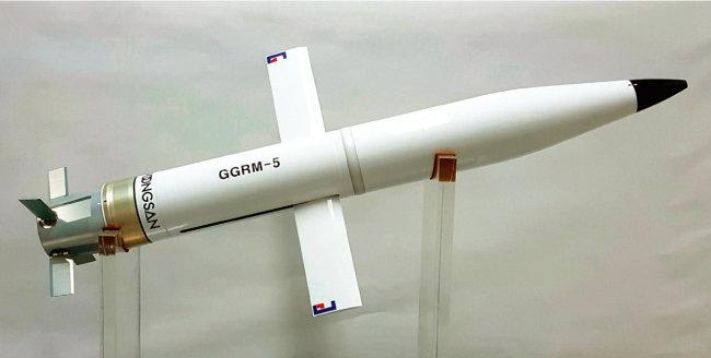 ㈜풍산이 주요 방위산업전에서 소개하고 있는 5인치(127mm) 활공유도폭탄의 모형. 