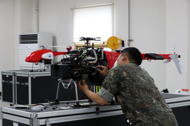 해군교육사령부 전투병과학교 해양무인체계 교육센터에서 교관이 정비 실습을 준비하고 있다. 해군은 ‘미래 해양전에서 전투력 우위 달성’을 목표로 인공지능 기반의 유·무인 복합체계 구축에 박차를 가하고 있다. 김병문 기자