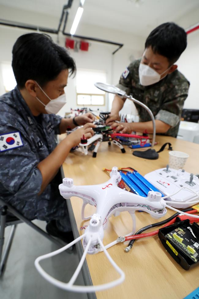 원활한 실습 교육을 위해 드론과 부품을 정비하는 해양무인체계 교육센터 교관들.