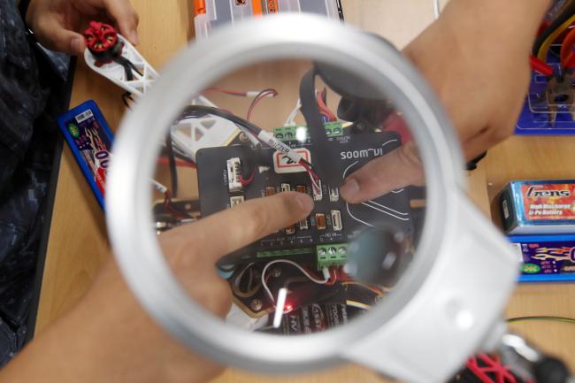 원활한 실습 교육을 위해 드론과 부품을 정비하는 해양무인체계 교육센터 교관들.