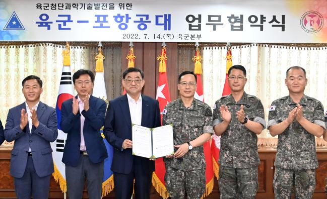 14일 계룡대에서 열린 육군과 포스텍 업무협약식에서 박정환(오른쪽 셋째) 육군참모총장과 김무환(왼쪽 셋째) 포스텍 총장을 비롯한 주요 직위자들이 기념촬영을 하고 있다 육군 제공