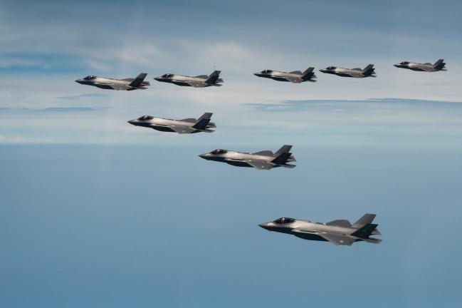 한미 공군의 F-35A 스텔스 전투기 8대가 국내 임무 공역에서 연합 비행을 하고 있다. 지난 11일부터 14일까지 진행된 연합 비행훈련에는 F-35A를 포함한 30여 대의 항공기가 투입됐으며, 실전적인 훈련으로 연합작전 수행능력을 강화하는 성과를 거뒀다.  공군 제공