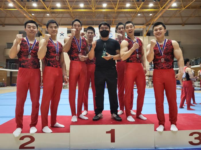 17일 충북 제천체육관에서 막을 내린 제47회 KBS배 전국기계체조대회 남자단체전에서 정상에 오른 국군체육부대 체조팀. 부대 제공