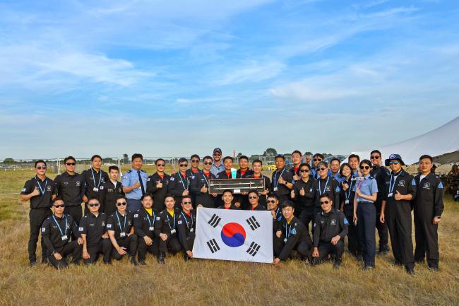 지난 2012년 이후 10년 만에 참가한 리아트 에어쇼에서 블랙이글스 장병들이 최우수상과 인기상 수상을 자축하고 있다.