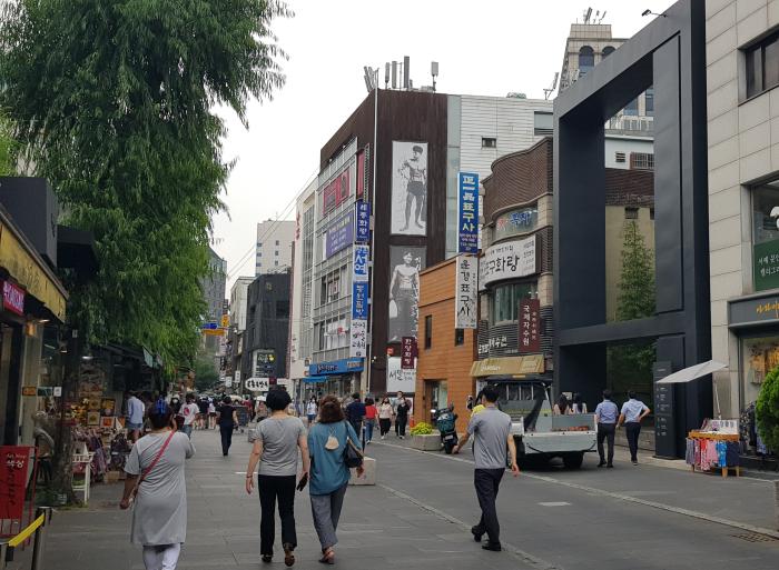 오른쪽 검은 건물이 인사아트센터, 왼쪽 수양버들이 있는 곳이 쌈지길 입구.  필자 제공 