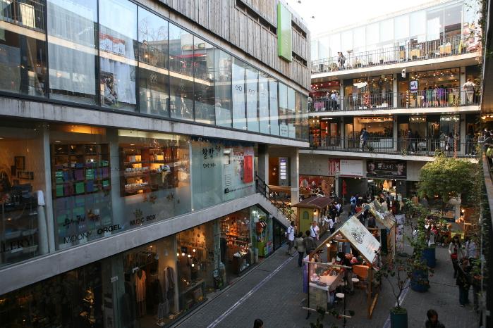 나선형으로 뱅글뱅글 돌아가며 건물의 최상층까지 올라가는 길의 구조를 가진 인사동 건물 쌈지길 전경. 
 사진=한국관광공사