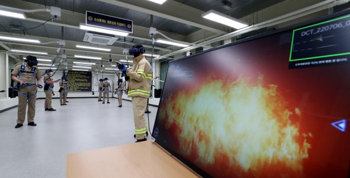 해군교육사령부 기술행정학교 1기관장비실습장에서 교육생들이 가상현실(VR) 헤드셋과 발열 방화복을 착용한 뒤 VR과 메타버스 기반의 손상통제 교육훈련체계를 활용한 실습에 참여하고 있다. 김병문 기자