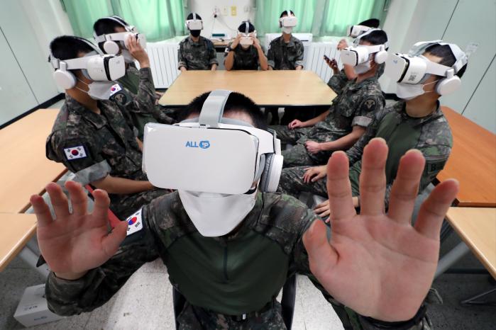 특수전사령부 고공강하 VR 체험을 하고 있는 비사대대 장병.