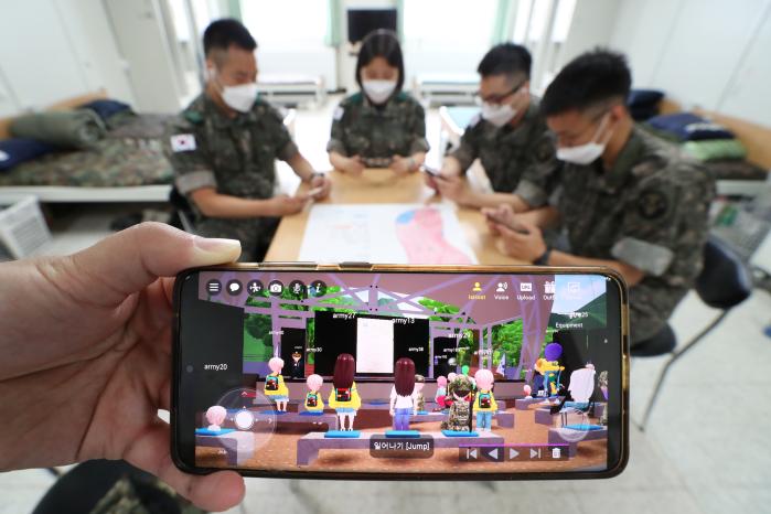 20일 육군5포병여단 비사대대 장병들이 조별로 제작한 안보신문을 육군의 메타버스 플랫폼 ‘아미버스’ 내에 마련된 무대에서 발표하고 있다