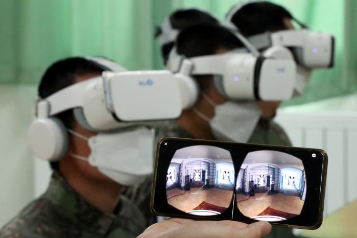머리 착용형 디스플레이(HMD)를 쓴 비사대대 장병들이 주둔지에서 100㎞ 떨어진 서대문형무소를 가상현실(VR)로 견학하고 있다.