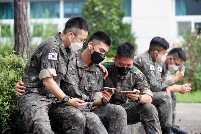 야외에서 정신전력교육 ‘안보 OX 퀴즈대회’에 참여하고 있는 비사대대 장병들.