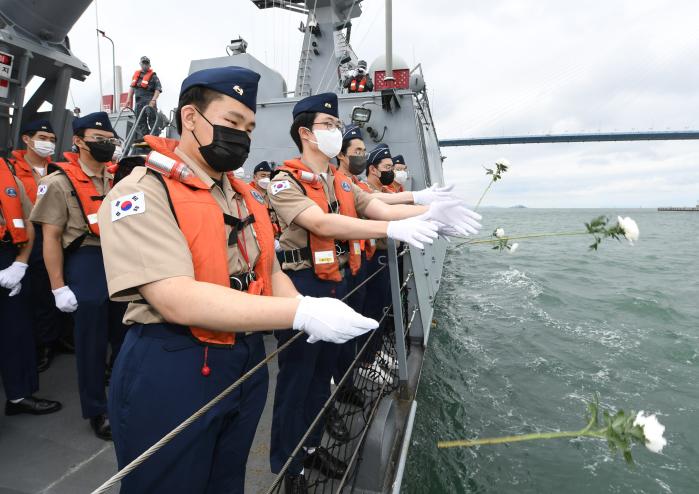 송도고등학교 해군 청소년학군단 학생들이 21일 유도탄고속함(PKG) 윤영하함에서 제2연평해전 영웅이자 학교 선배인 윤영하 소령을 추모하며 해상 헌화하고 있다. 사진 제공=박미현 중사