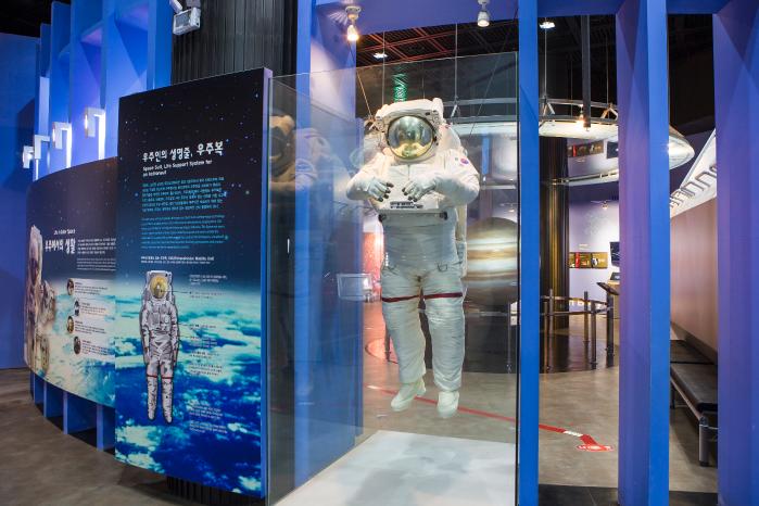 나로우주센터 우주과학관의 전시물들. 우주에서의 생활을 엿볼 수 있다. 