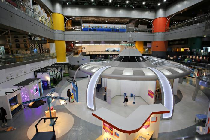 기초과학부터 미래 과학기술에 이르는 과학 전반을 다양한 전시와 체험을 통해 일반인도 알기 쉽게 소개하는 대전 국립중앙과학관.