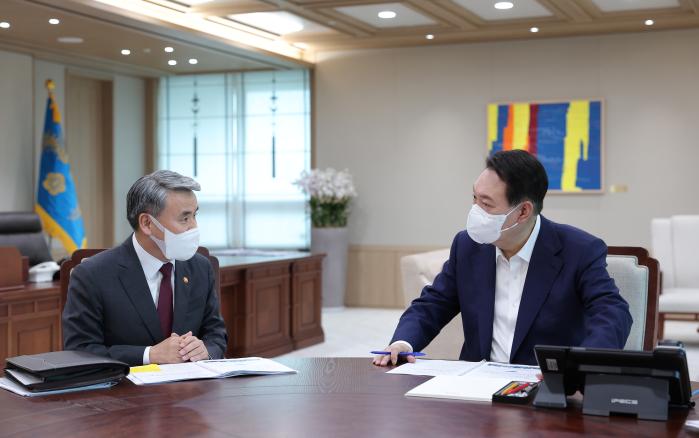 윤석열(오른쪽) 대통령이 22일 오전 서울 용산 대통령실 청사에서 이종섭 국방부 장관으로부터 부처 업무보고를 받고 있다. 대통령실 제공