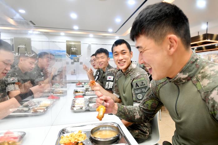 이종섭 국방부 장관은 이번 업무보고에서 장병 기대 수준에 맞는 의식주 개선 노력을 이어 나가겠다는 의지도 피력했다. 사진은 육군1보병사단 예하 부대에 설치된 ‘더 좋은 병영식당’에서 장병들이 점심식사를 하는 모습. 백승윤 기자