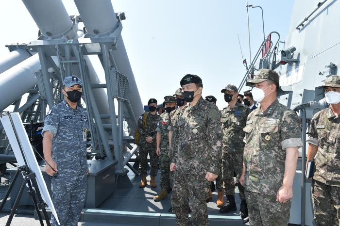 김승겸(앞줄 가운데) 합참의장이 25일 해군2함대사령부 함정에서 서해수호를 위한 대비태세를 점검하고 있다. 합참 제공