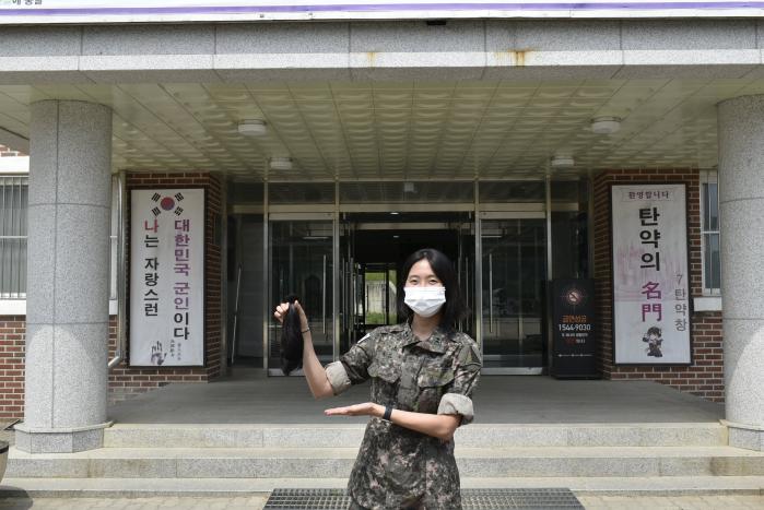기부를 위해 자른 머리카락을 들고 있는 육군7탄약창 김지은 중위.  부대제공