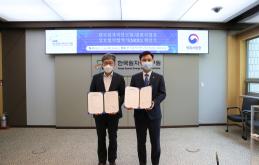 엄동환(오른쪽) 방위사업청장과 박원석 한국원자력연구원장이 26일 업무협약을 맺었다.  방사청 제공 