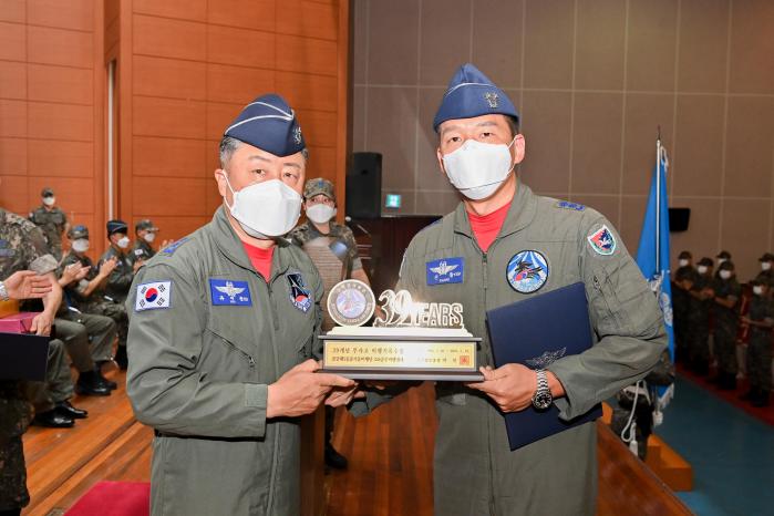 유재문(소장·왼쪽) 공중기동정찰사령관이 권율 258대대장에게 참모총장 표창과 무사고 안전비행 트로피를 수여하고 있다. 사진 제공=양순호 상사