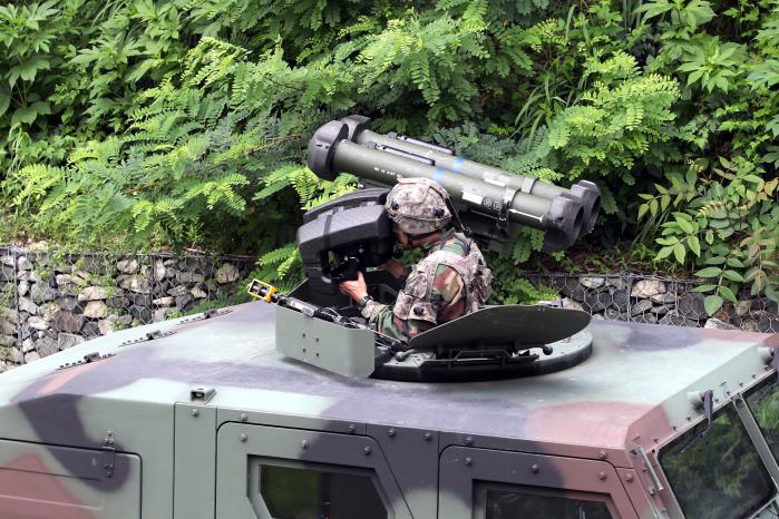 맹호여단 장병이 대전차 미사일 현궁을 탑재한 소형전술차량으로 화생방 정찰차량을 엄호하고 있다.