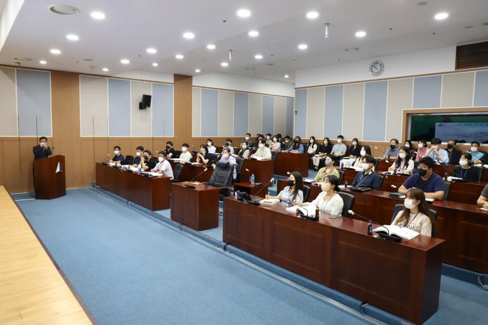 27일 육군군수사령부가 군무원 전문성·직무역량 강화를 위해 마련한 ‘도전 100일 학습마당 프로젝트’에서 군무원들이 장비정비계획과 문영진 군무서기관의 조달계획 이론 강의를 듣고 있다.