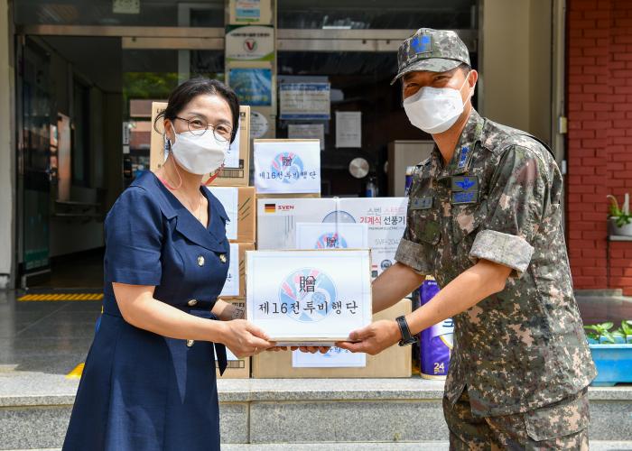 공군16전투비행단 감찰안전실 소속 장병이 지역 사회복지시설에서 부대를 대표해 위문품을 전달하고 있다.  사진 제공=신명재 하사