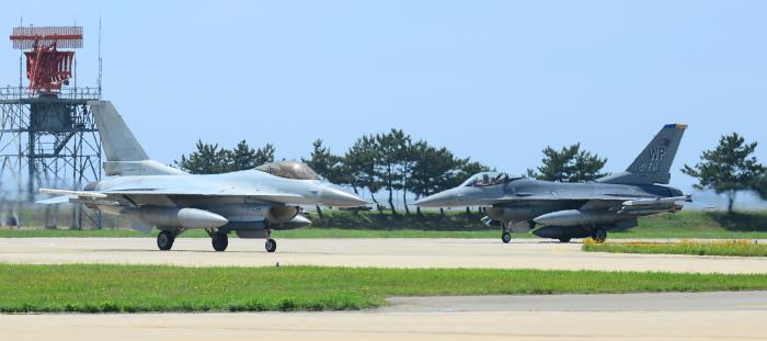 2016년 열린 쌍매훈련에 참가한 한국공군의 KF-16전투기와 미 공군의 F-16CM 전투기. 국방일보DB