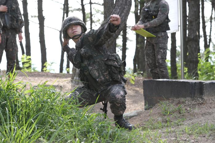 육군3사관학교가 지난달 4일부터 오는 19일까지 진행하는 올해 하계 군사훈련에 자기주도학습을 최초로 접목해 성과를 극대화하는 가운데 지난달 26일 한 생도가 수류탄 투척 훈련을 하고 있다. 