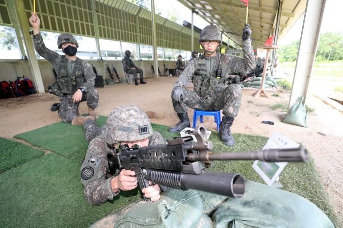 편제장비 훈련장에서 한 생도가 K201 유탄발사기를 조준한 뒤 사격 지시를 기다리고 있다. 