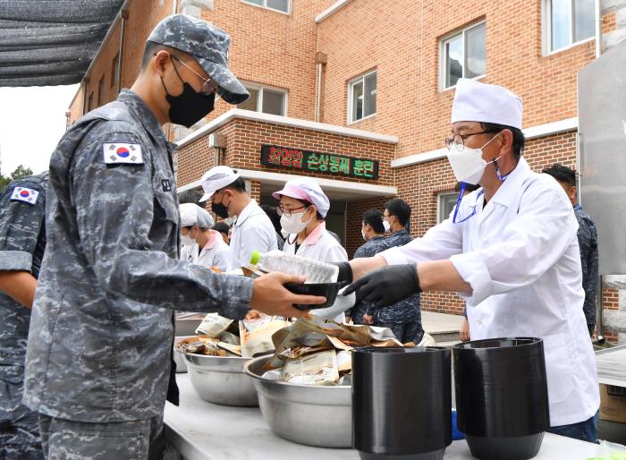 최영함 승조원들이 보급창 푸드트럭에서 음식을 배식받고 있다.  사진 제공=신연주 중사