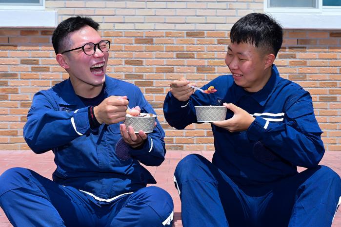 공군3훈련비행단 항공정비전대 장병들이 팥빙수를 먹으며 잠시나마 더위를 식히고 있다.  부대 제공