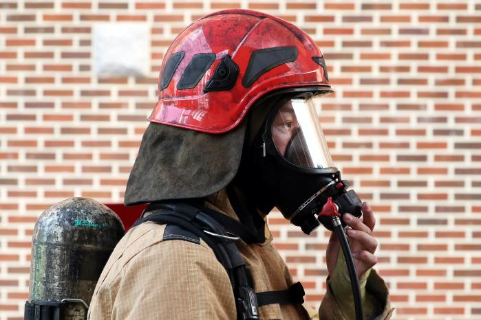   국방일보 노성수 기자가 화재진화훈련 동참을 위해 소화 장구를 착용한 뒤 화재훈련장으로 향하고 있다.